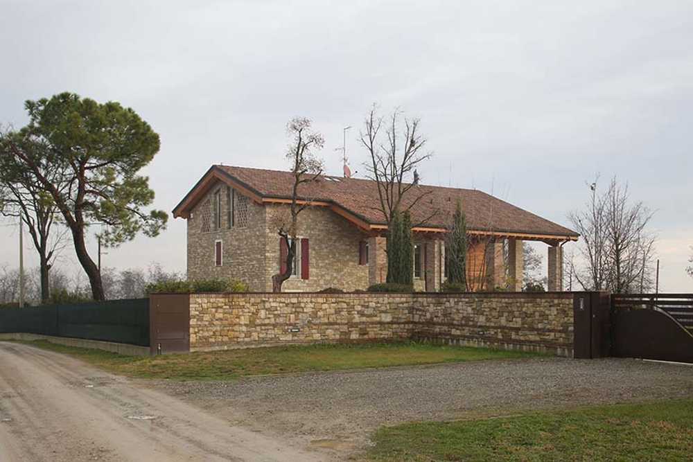 Demolizione e ricostruzione di unifamiliare in collina: Casa LP+2