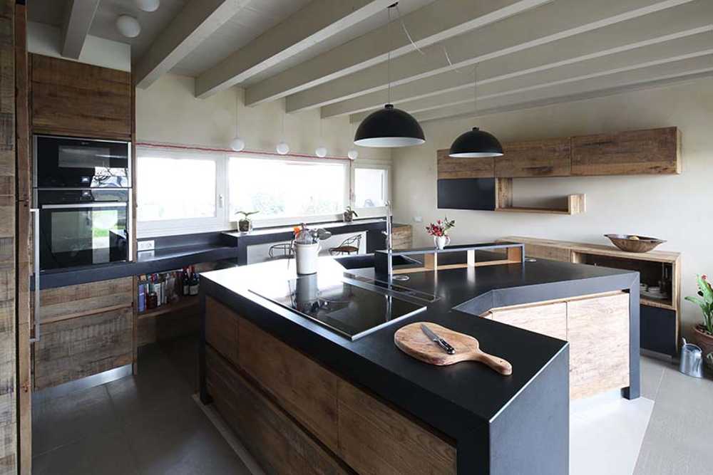 Demolizione e ricostruzione di unifamiliare in collina: Casa LP+2