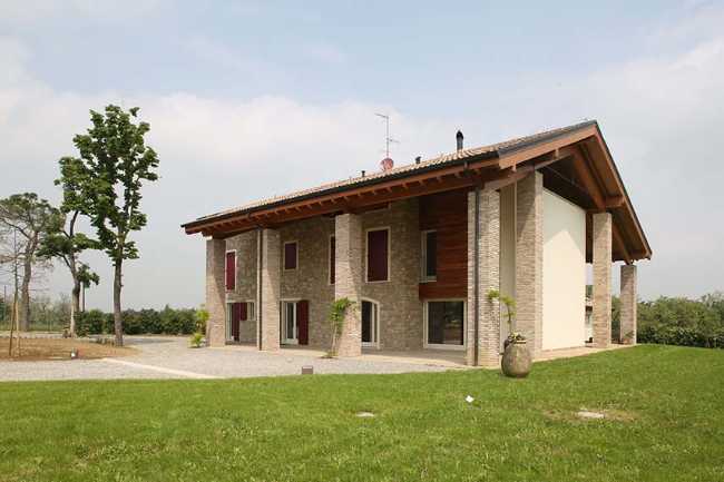 Demolizione e ricostruzione di unifamiliare in collina: Casa LP+2