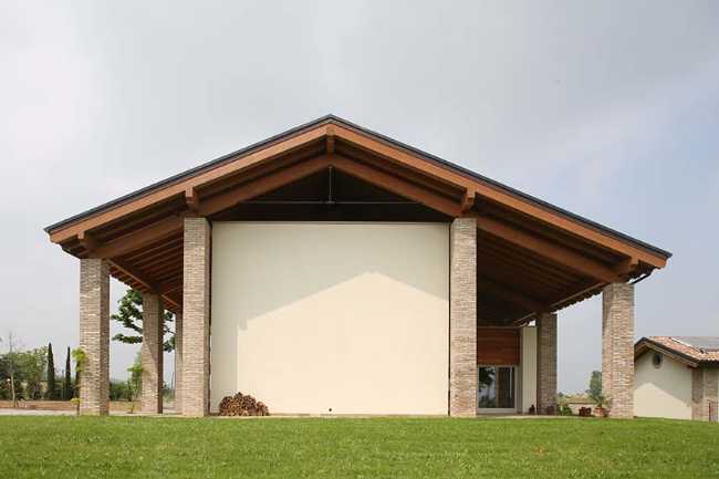 Demolizione e ricostruzione di unifamiliare in collina: Casa LP+2