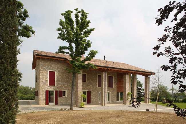 Demolizione e ricostruzione di unifamiliare in collina: Casa LP+2