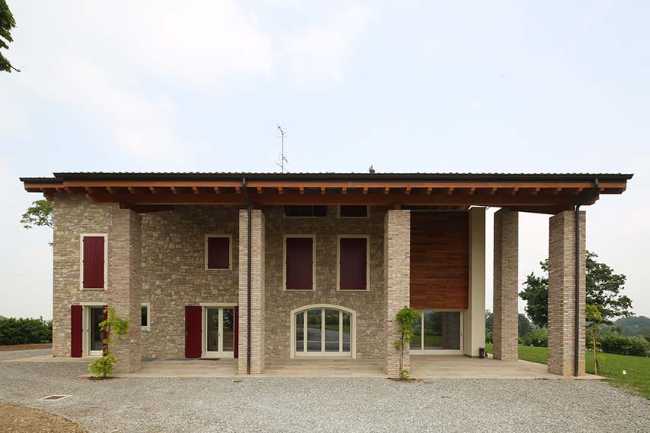 Demolizione e ricostruzione di unifamiliare in collina: Casa LP+2