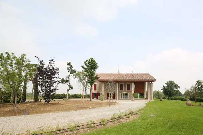 Demolizione e ricostruzione di unifamiliare in collina: Casa LP+2