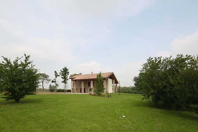 Demolizione e ricostruzione di unifamiliare in collina: Casa LP+2