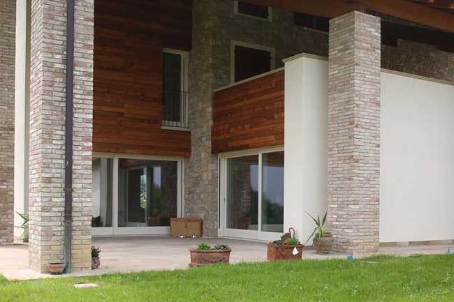 Demolizione e ricostruzione di unifamiliare in collina: Casa LP+2