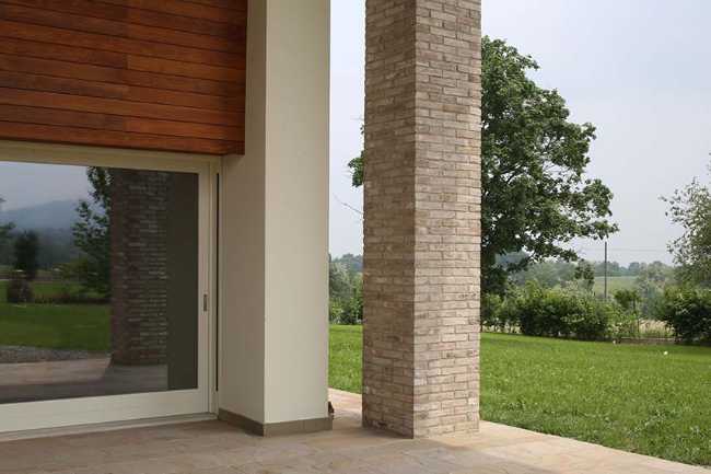 Demolizione e ricostruzione di unifamiliare in collina: Casa LP+2