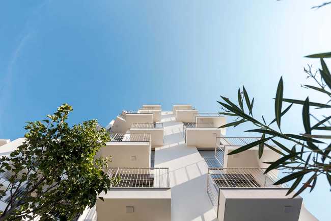 Volume mince, dynamique et découpé: le Mater Apartment Building