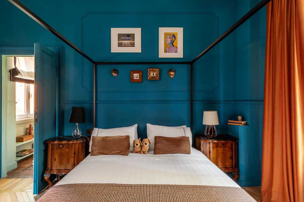 Una sinfonía de colores baila entre las habitaciones del apartamento Sottocorno.