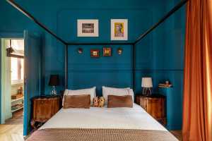 Una sinfonia di colori danza tra le stanze dell'appartamento Sottocorno