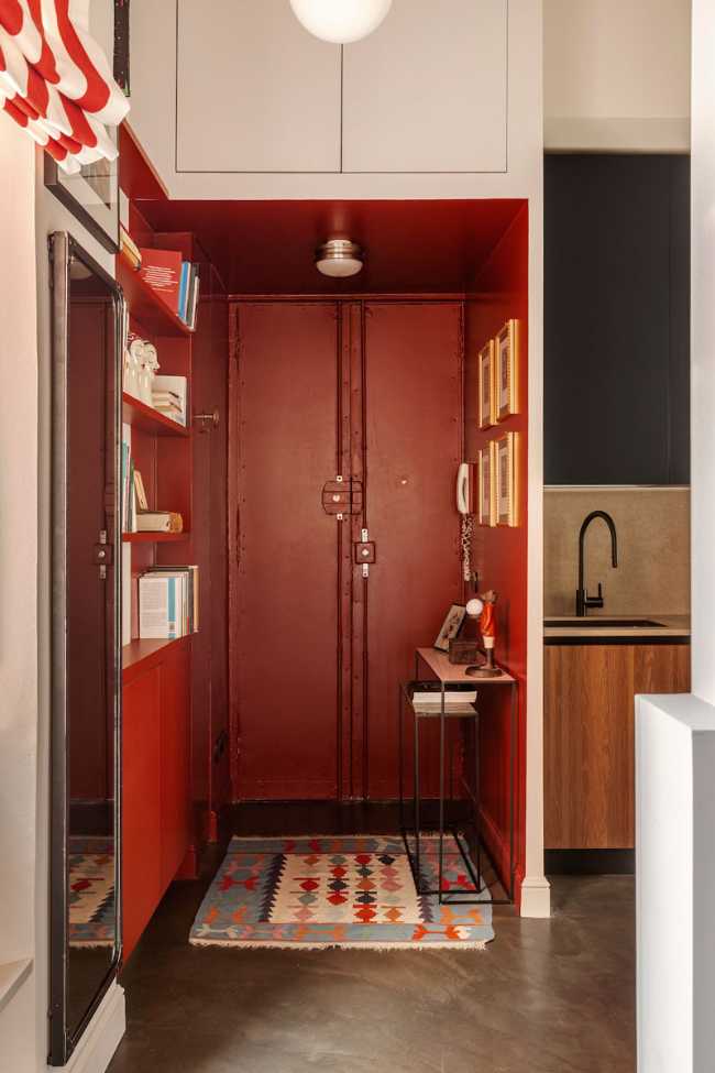 A symphony of colors dances among the rooms of the Sottocorno apartment.