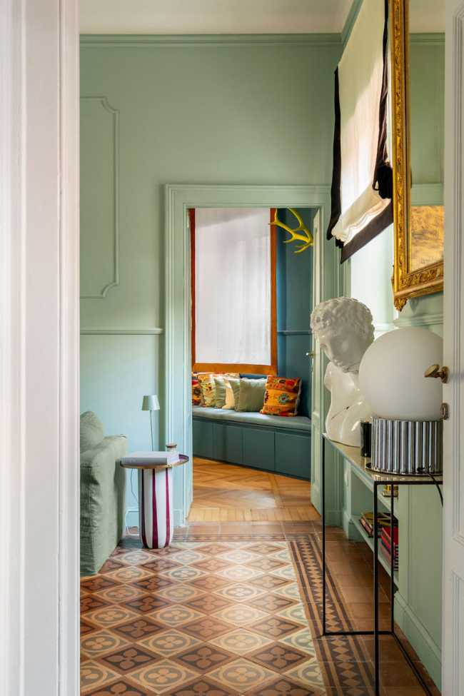 A symphony of colors dances among the rooms of the Sottocorno apartment.