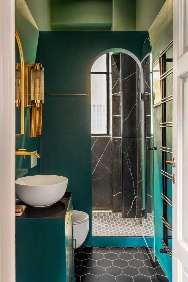 A symphony of colors dances among the rooms of the Sottocorno apartment.