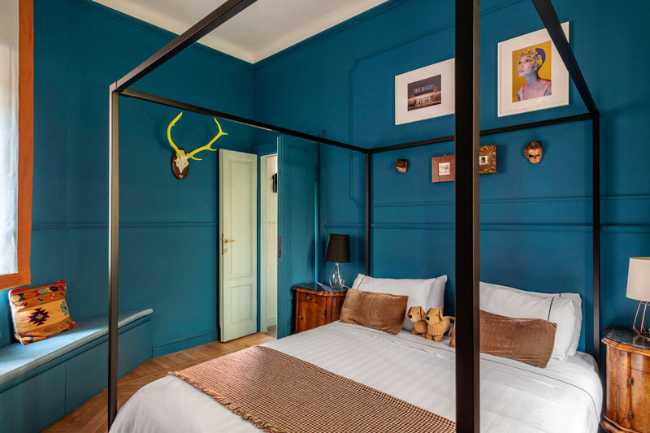 A symphony of colors dances among the rooms of the Sottocorno apartment.