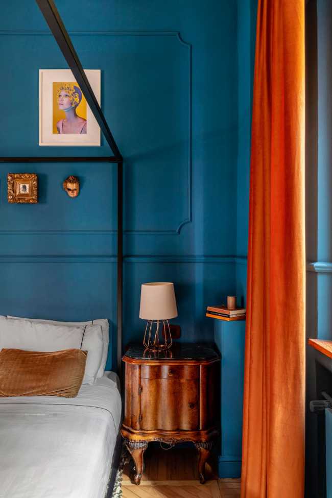 A symphony of colors dances among the rooms of the Sottocorno apartment.