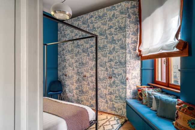 A symphony of colors dances among the rooms of the Sottocorno apartment