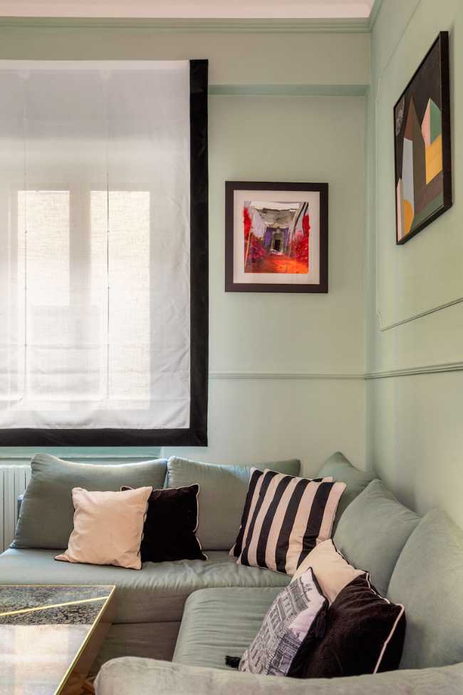 A symphony of colors dances among the rooms of the Sottocorno apartment