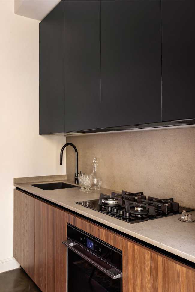 A symphony of colors dances among the rooms of the Sottocorno apartment.