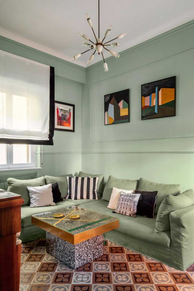 A symphony of colors dances among the rooms of the Sottocorno apartment.