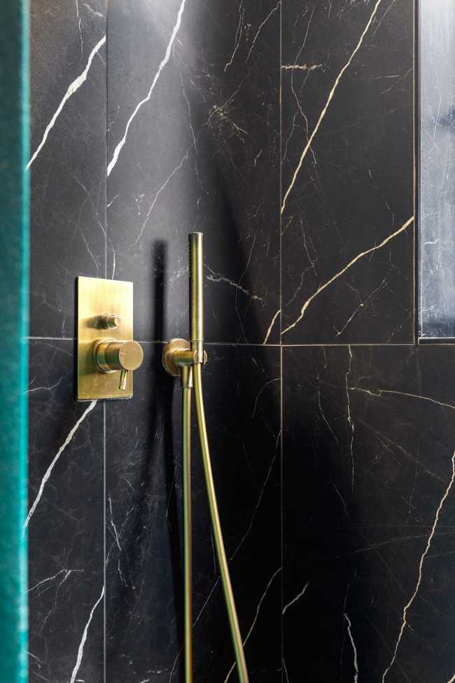 A symphony of colors dances among the rooms of the Sottocorno apartment.