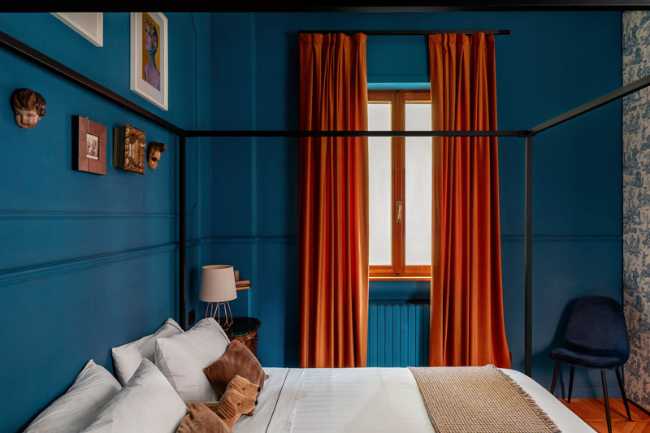 A symphony of colors dances among the rooms of the Sottocorno apartment.