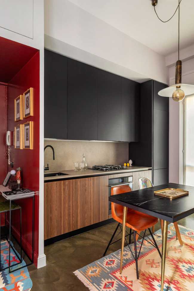 A symphony of colors dances among the rooms of the Sottocorno apartment