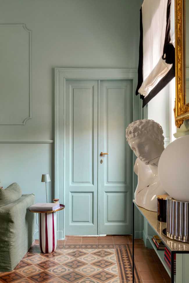 A symphony of colors dances among the rooms of the Sottocorno apartment.