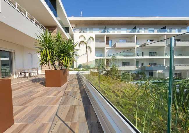 Parapetti in Vetro: Dalla Progettazione alla Posa. Analisi di Casi Studio e Approfondimento sulla Guida Tecnica UX129e