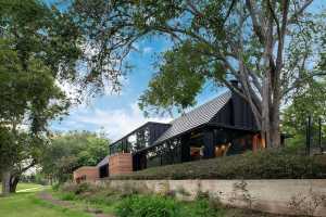 Casa L&J in Messico. Volume in acciaio, vetro e terra compressa