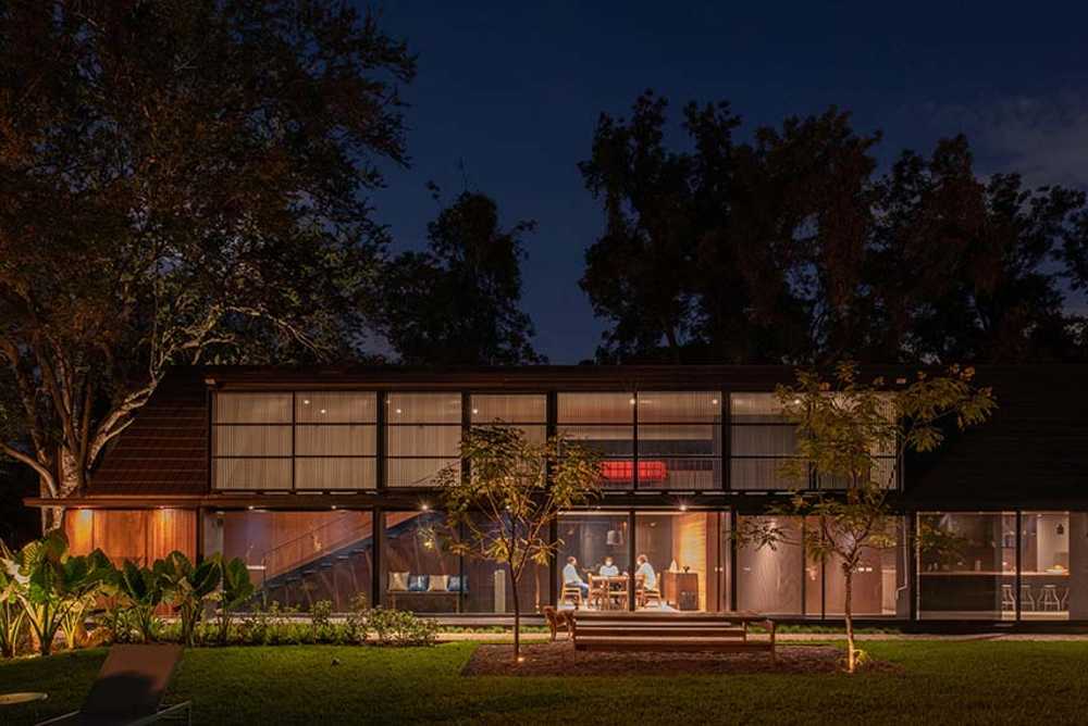 Casa L&J in Messico. Volume in acciaio, vetro e terra compressa