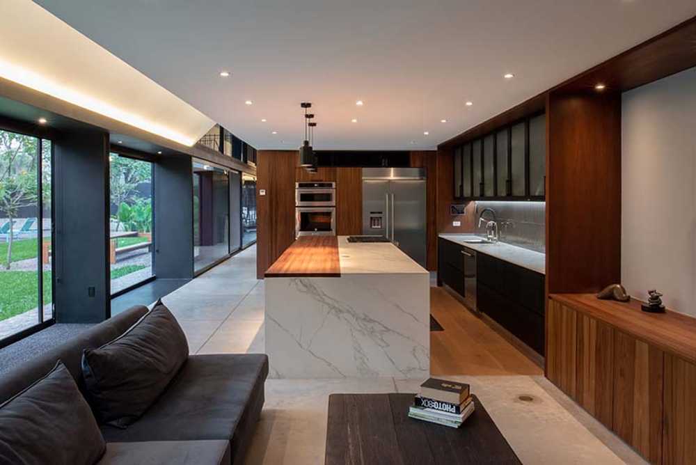 Casa L&J in Messico. Volume in acciaio, vetro e terra compressa