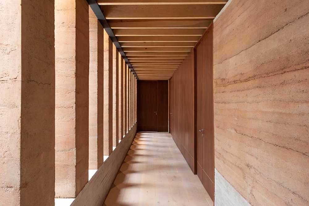 Casa L&J in Messico. Volume in acciaio, vetro e terra compressa