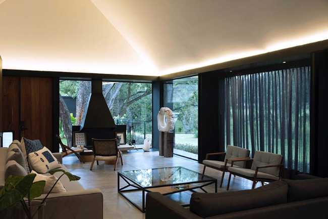 Casa L&J in Messico. Volume in acciaio, vetro e terra compressa