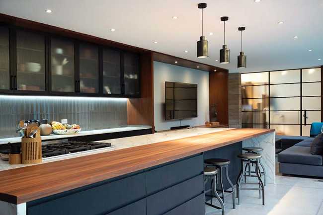 Casa L&J in Messico. Volume in acciaio, vetro e terra compressa