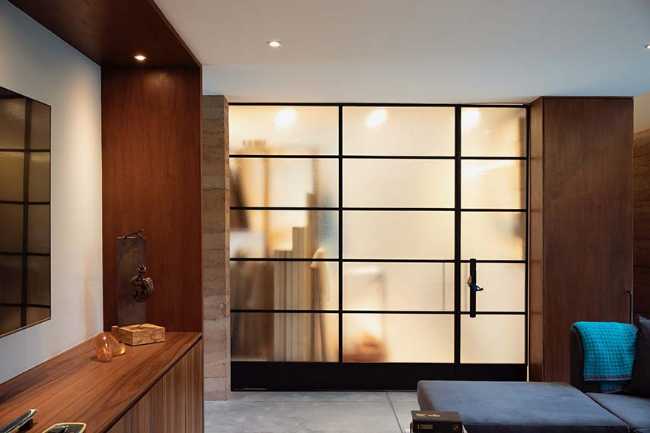 Casa L&J in Messico. Volume in acciaio, vetro e terra compressa