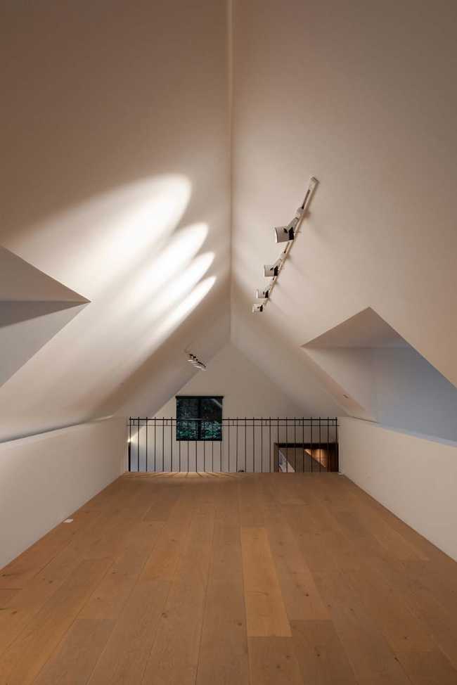 Casa L&J in Messico. Volume in acciaio, vetro e terra compressa