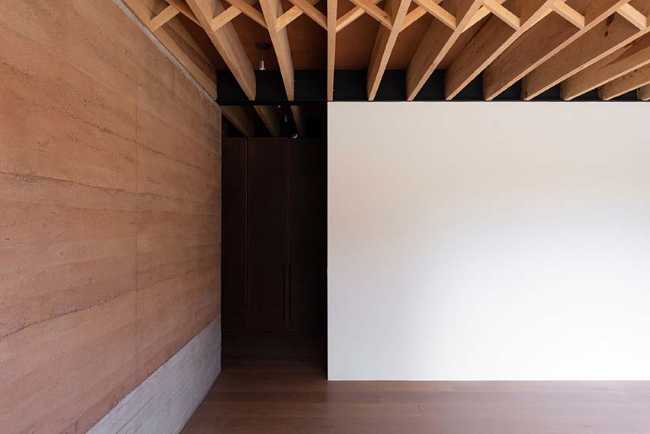 Casa L&J in Messico. Volume in acciaio, vetro e terra compressa