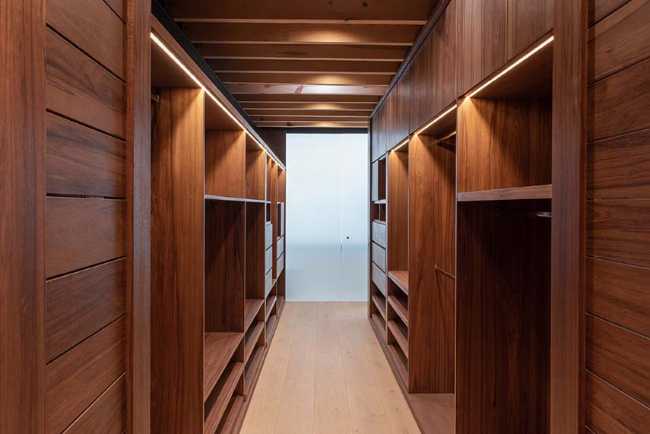 Casa L&J in Messico. Volume in acciaio, vetro e terra compressa