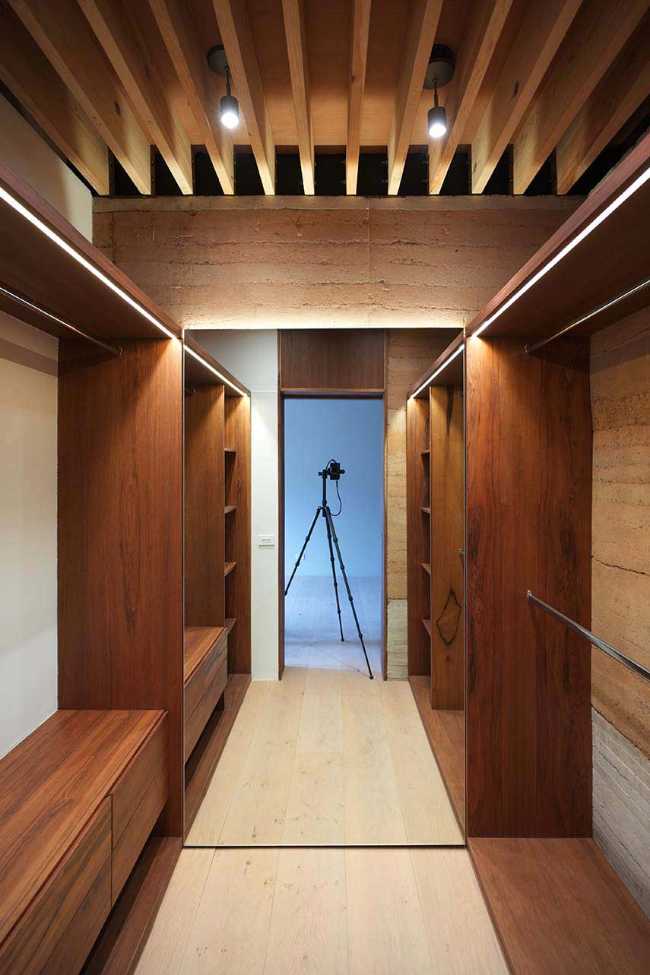 Casa L&J in Messico. Volume in acciaio, vetro e terra compressa