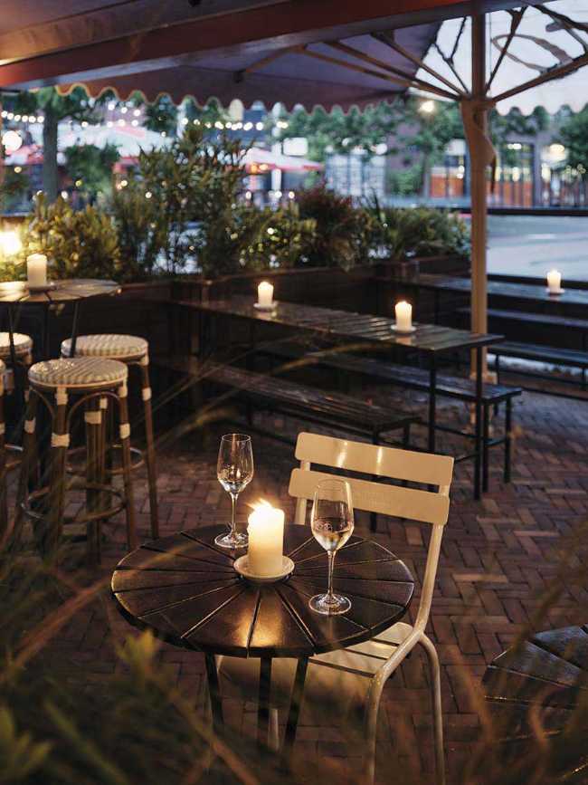 Bar Leo Goudvisch. A mirror of Amsterdam's cultural mosaic