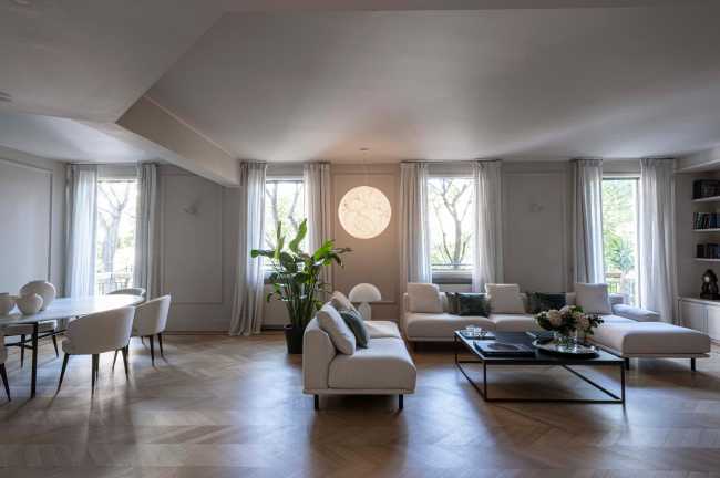 Plaza Risorgimento, el atractivo del blanco para una casa atemporal.