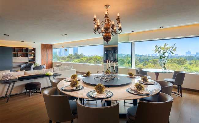 Design et lumière pour un intérieur qui dialogue avec le paysage urbain.