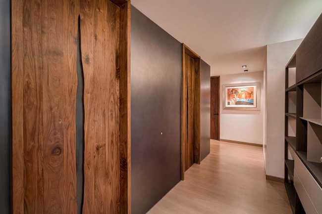 Design and light for an interior that interacts with the urban landscape