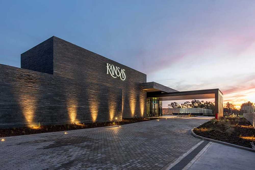 Kansas Restaurant: organic architecture between water and nature