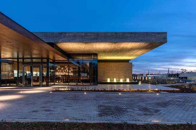 Kansas Restaurant: organic architecture between water and nature