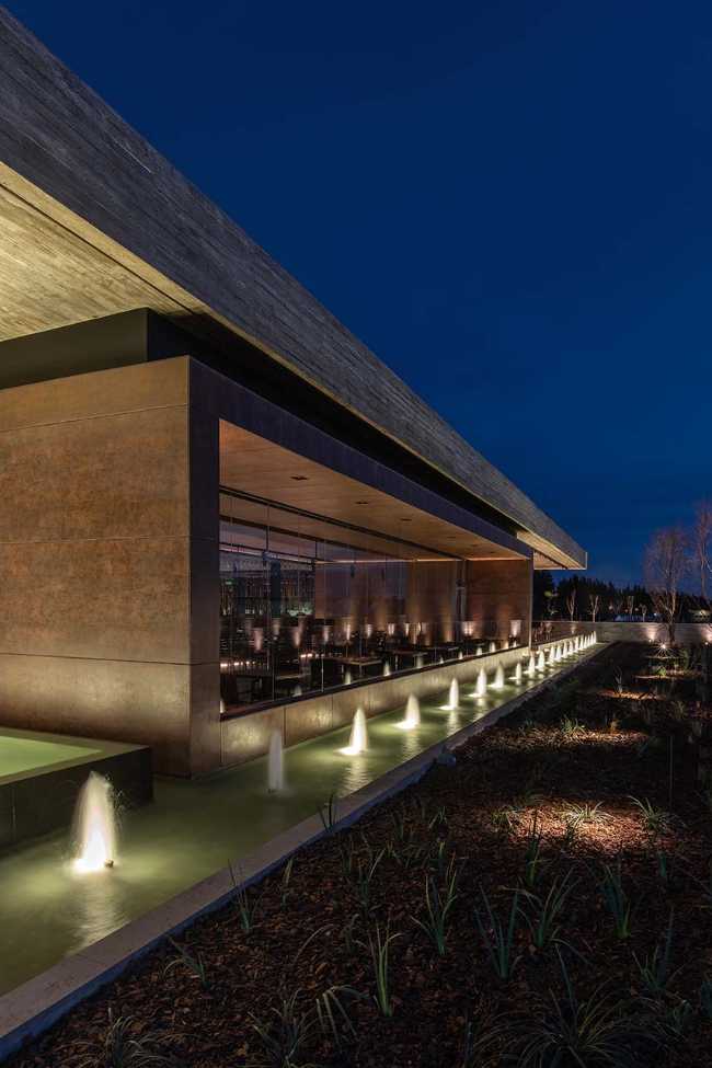 Kansas Restaurant: organic architecture between water and nature