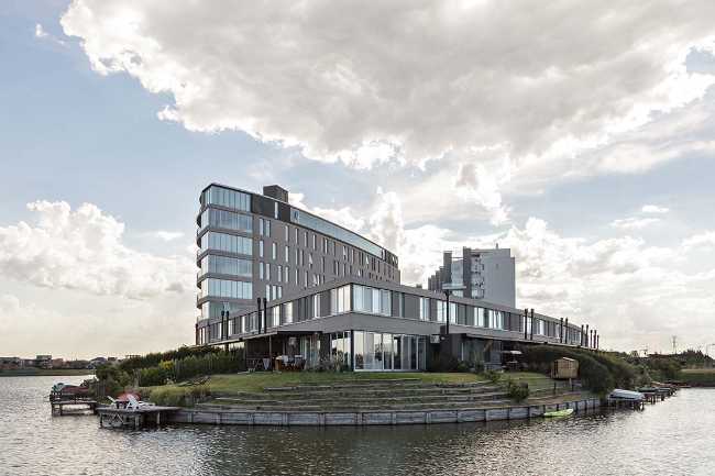 Residential complex La Mansa. The architecture responds to the environment