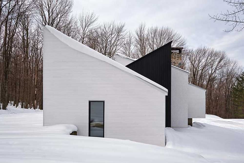 Non demolire ma rivitalizzare: lo chalet Ash Tree House nel Quebec