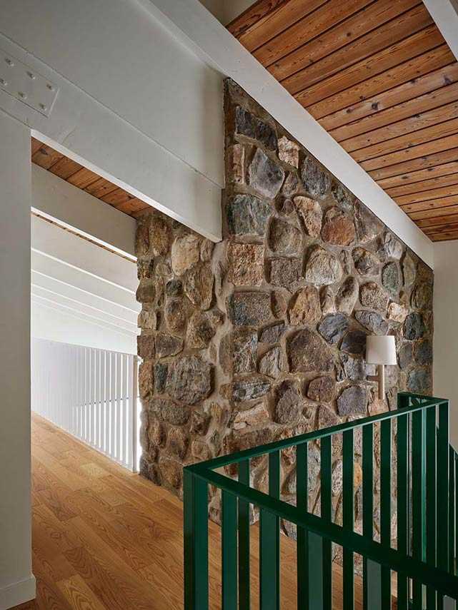 Non demolire ma rivitalizzare: lo chalet Ash Tree House nel Quebec