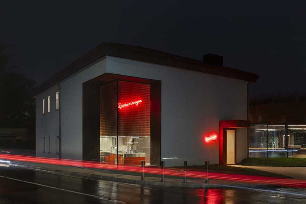 Cantine Mutti étoilée Michelin. On y mange sous une motte de terre