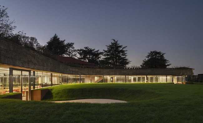 Cantine Mutti étoilée Michelin. On y mange sous une motte de terre